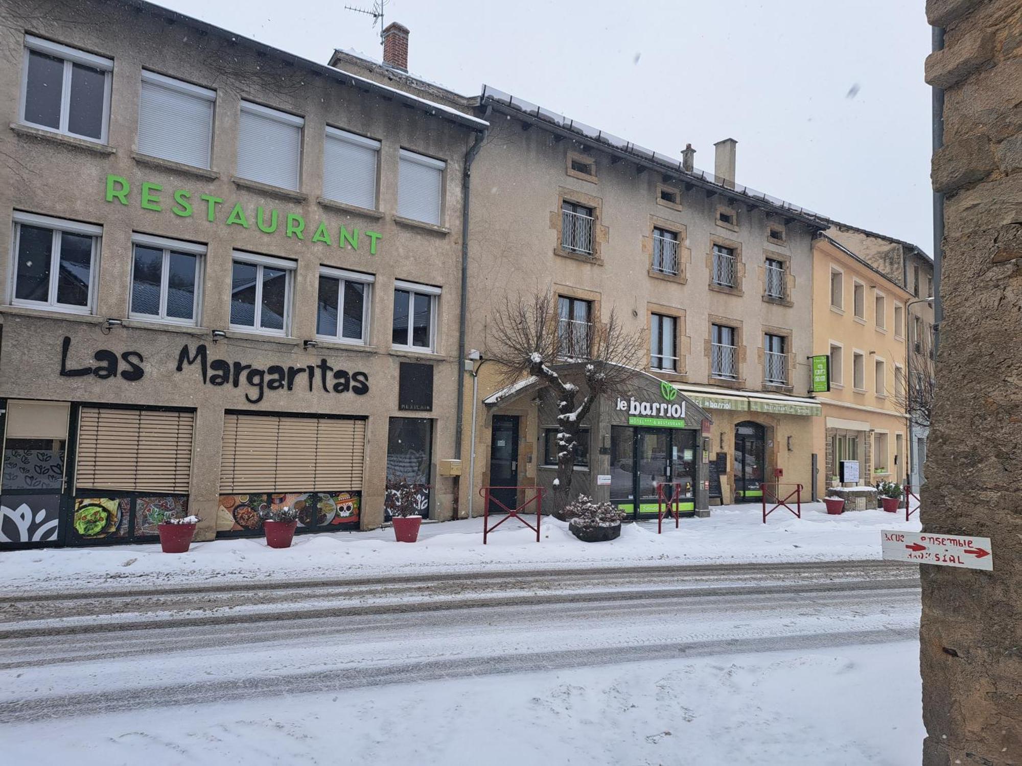 Hotel Le Barriol Saint-Julien-Chapteuil Zewnętrze zdjęcie